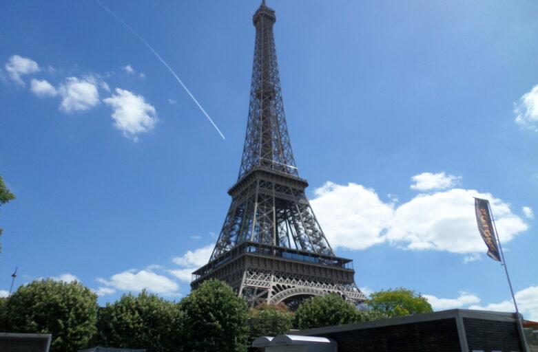 Der Eiffelturm während der Klassenfahrt nach Paris von unten vor einem blauen Himmel fotografiert.