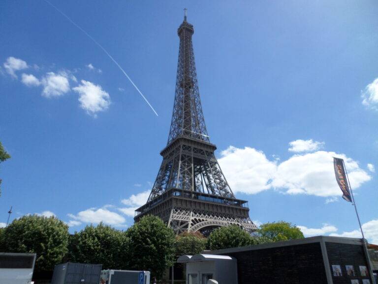 Der Eiffelturm während der Klassenfahrt nach Paris von unten vor einem blauen Himmel fotografiert.