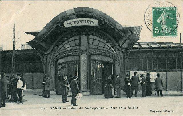 Klassenfahrt Metro Paris - ein historisches Schwarz-Weiß-Bild der Metrostation Place de la Bastille