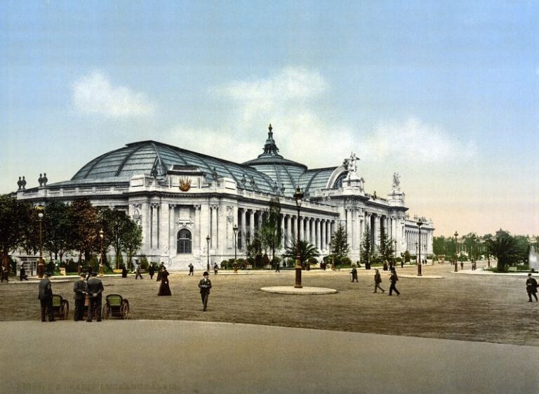 Ein Muss für jede Klassenfahrt nach Paris: Das Grand Palais begeistert mit spektakulärer Architektur und wechselnden Ausstellungen.