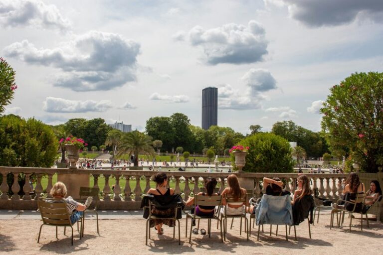 Mitten im 6. Arrondissement, gleich neben der berühmten Sorbonne, liegt einer der schönsten Parks der französischen Hauptstadt: der Jardin du Luxembourg. Wenn in Paris die Sonne scheint, gibt es kaum einen besseren Platz für ein Picknick während der Klassenfahrt nach Paris.