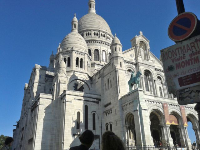 Die strahlend weiße Basilika Sacré-Coeur auf dem Montmartre gehört wohl zu den magischsten Pariser Sehenswürdigkeiten